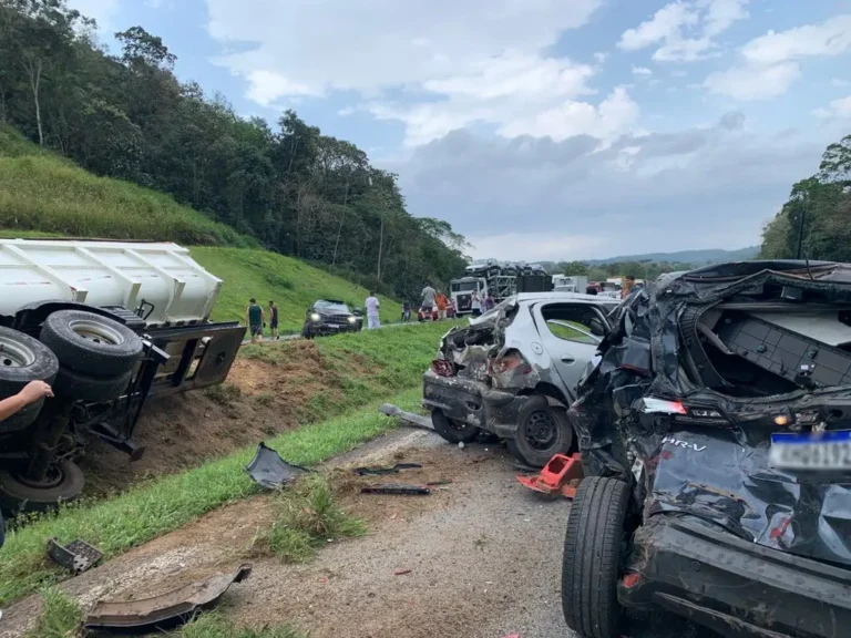 Engavetamento na BR-277 deixa cinco feridos e bloqueia trânsito entre Curitiba e Litoral do Paraná