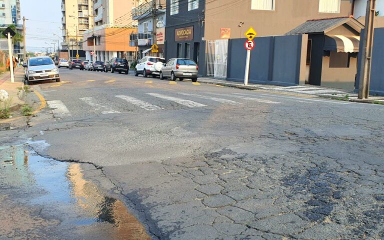 Prefeitura realiza manutenção e aplica asfalto novo em ruas de Oficinas nesta segunda