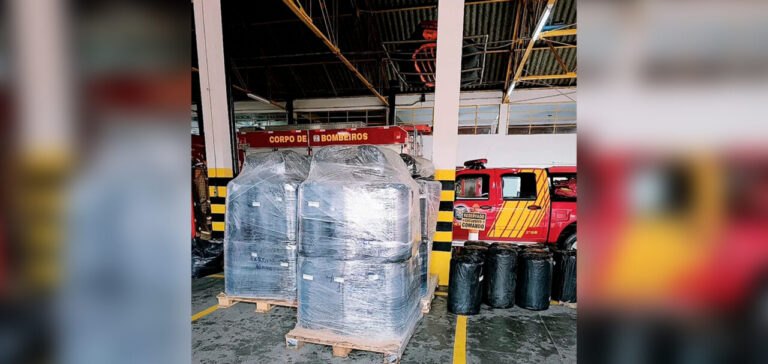 Corpo de Bombeiros distribuí lonas para população atingida pela chuva