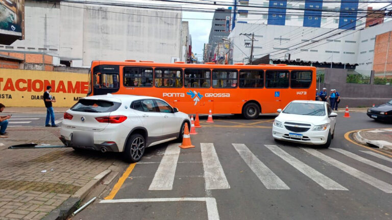 Mulher fica ferida em colisão de BMW e Ônibus em PG