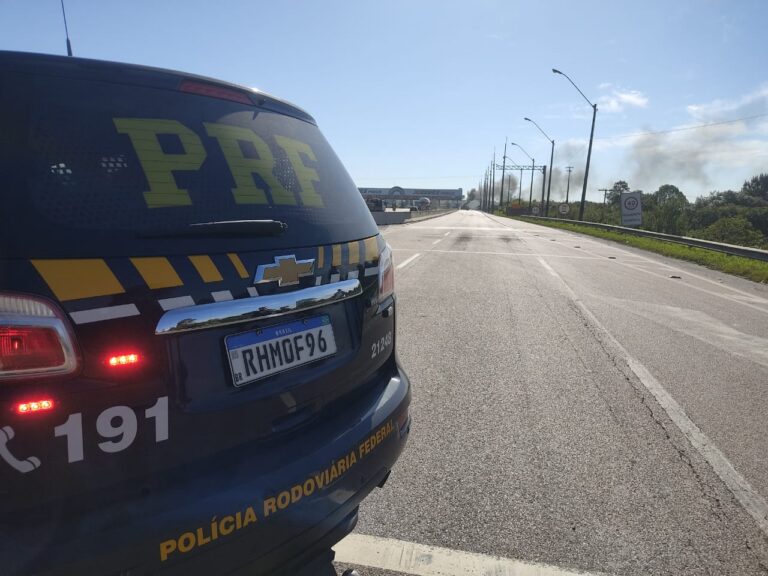 Caminhão tomba, pega fogo e interdita BR-277