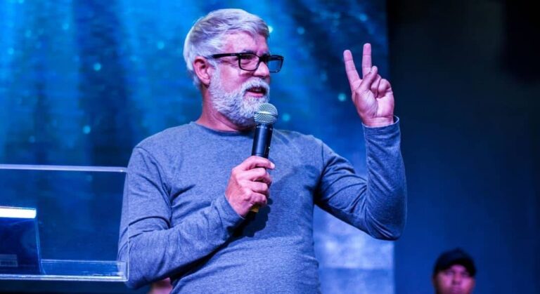 Pastor Cláudio Duarte se apresenta em PG com a peça “O Poder da Felicidade” nesta segunda (11)