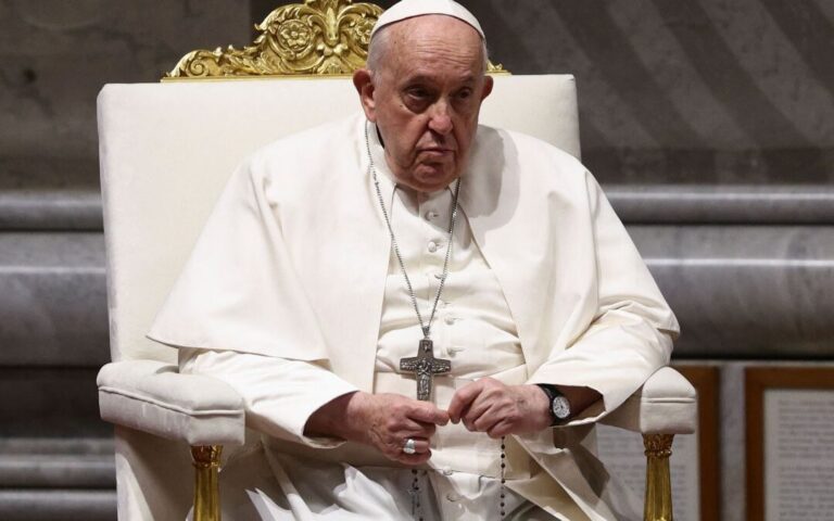 Vaticano autoriza pela primeira vez na história que casais do mesmo sexo recebam bênçãos