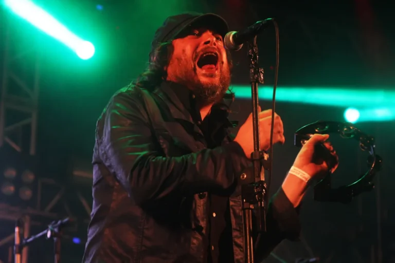 Beto Bruno, ex-vocalista do Cachorro Grande, se apresenta em PG nessa sexta (26)