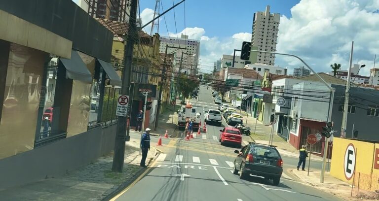 Prefeitura instala novo semáforo no cruzamento da Santos Dumont