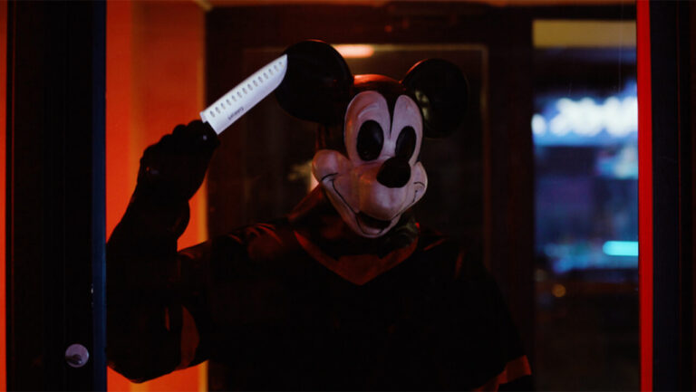 Mickey Mouse vira assassino de filme de terror após entrar em domínio público
