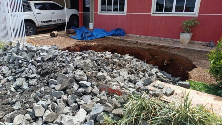 Prefeitura resolve problemas de crateras em Uvaranas