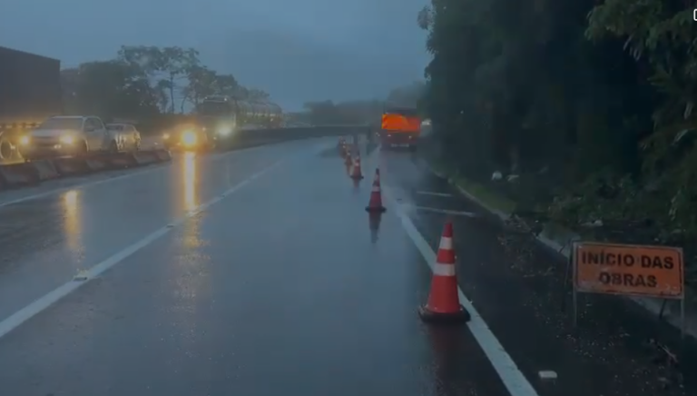 Faixa da BR-277 no Litoral do Paraná está bloqueada com risco de deslizamento