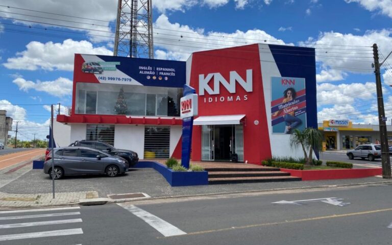 Festa de reinauguração da KNN Idiomas oferece comida e bebida de graça