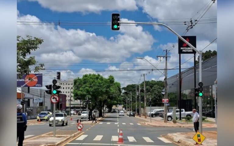 Novo semáforo é instalado pela Prefeitura em Oficinas