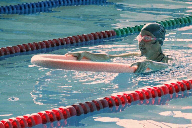 Prefeitura realiza inscrições para atividades de piscina da Arena Multiuso