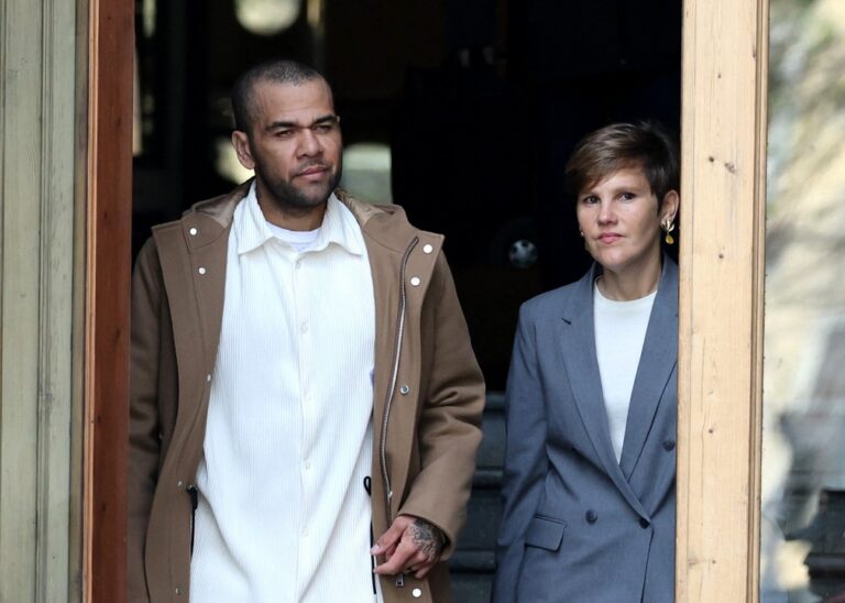 Daniel Alves é insultado em saída de tribunal, 3 dias após sair da prisão, veja o vídeo: