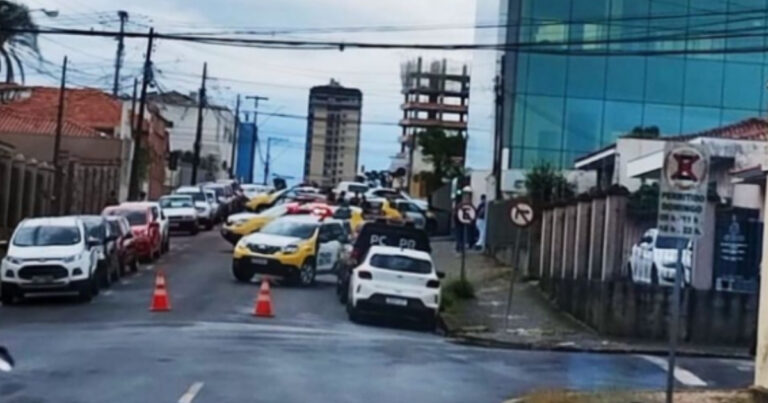 Assaltantes levam malote de 30 mil reais ao lado de agência bancária em Ponta Grossa