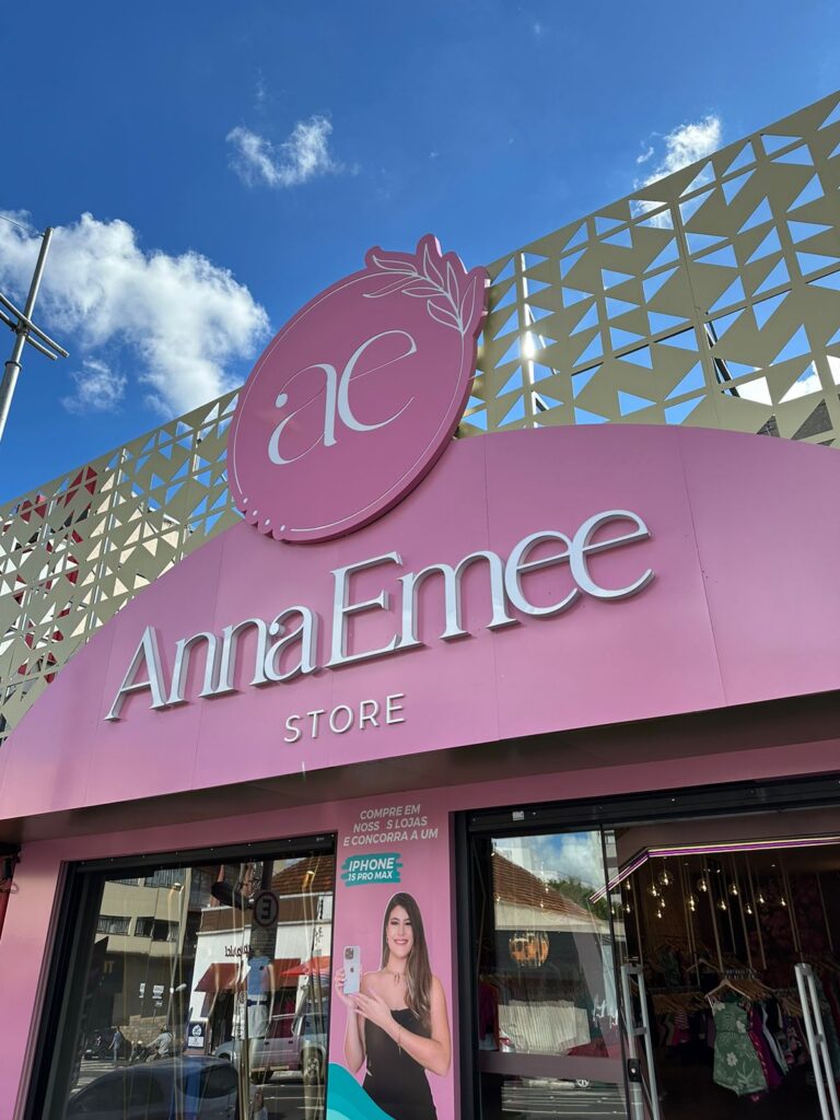 As lojas Anna Emee Store, do Grupo Appeldorn, chegam a Ponta Grossa e Castro com preços imbatíveis! Em compras acima de R$100, você concorre a um iPhone 15 Pro Max!