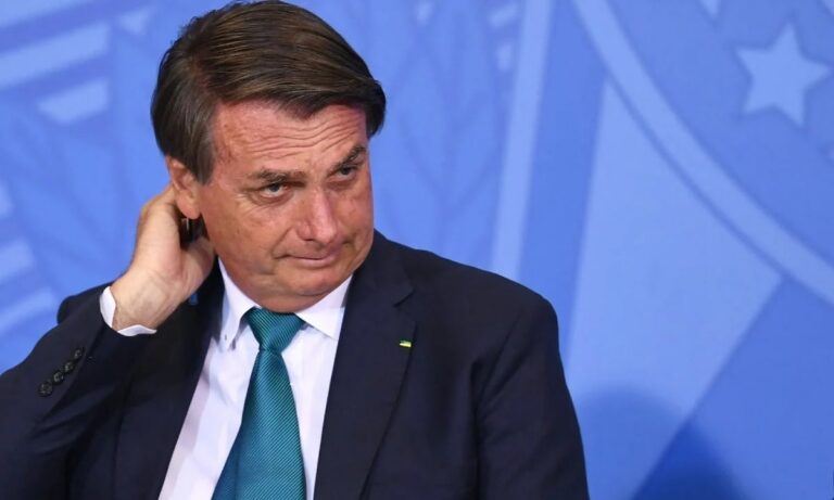 Bolsonaro é alvo de mandados da PF e terá que usar tornozeleira eletrônica