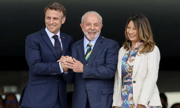 Lula concede a Macron a Ordem Nacional do Cruzeiro do Sul