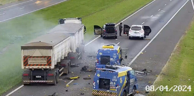 Bandidos explodem carros-fortes em rodovia em SP