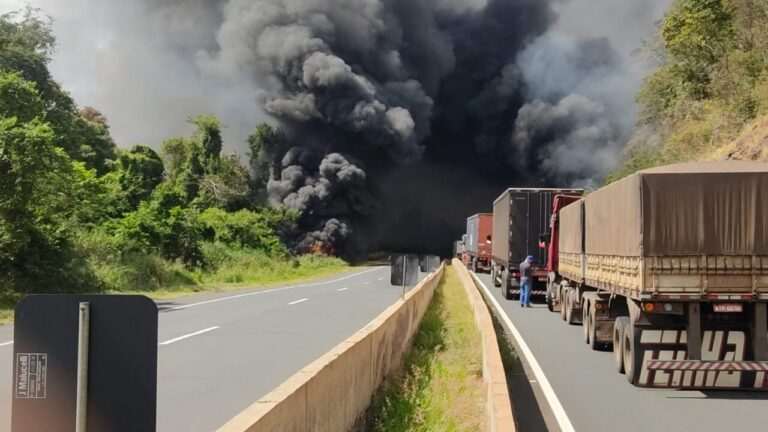 Colisão de caminhão de combustível incendeia e interdita pista na BR-376
