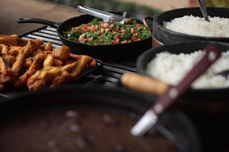 Maverick serve feijoada completa neste domingo com direito a chopp de cortesia
