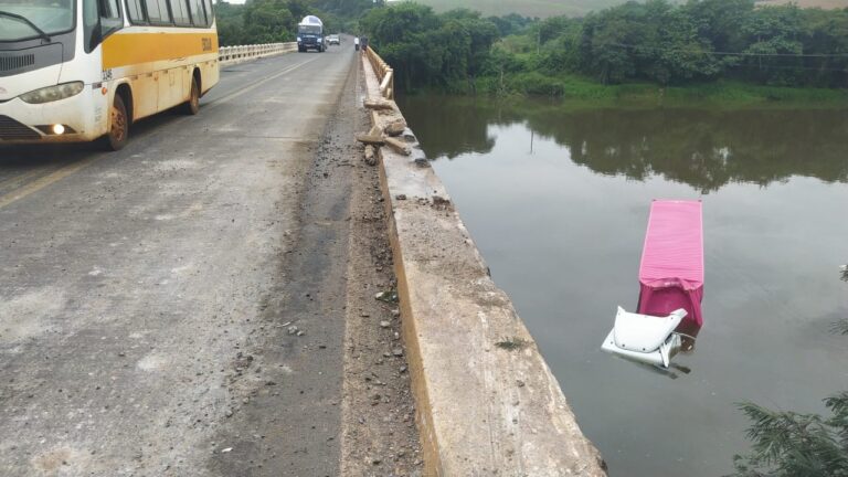 Caminhão bate em defensa de ponte e cai no Rio Tibagi