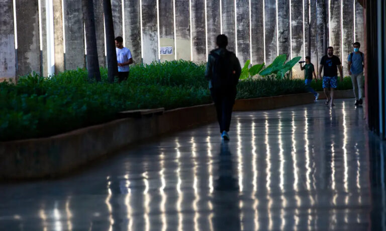 Professores de universidades e institutos federais entram em greve