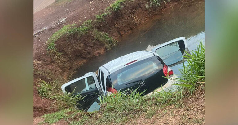 Carro é abandonado em córrego no Cará-Cará