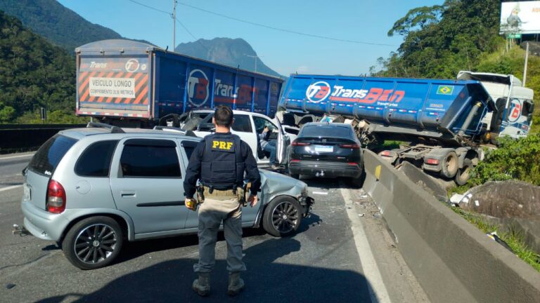 Engavetamento bloqueia totalmente a BR-376, no sentido a Santa Catarina