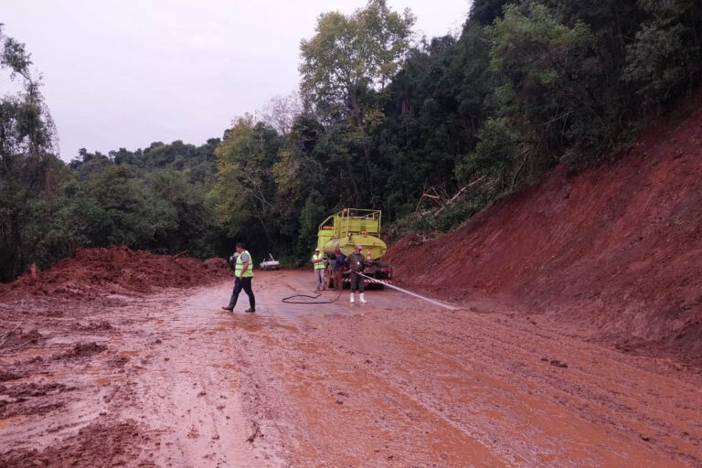 Equipes do DER/PR ajudam a recuperar rodovias de duas cidades no Rio Grande do Sul
