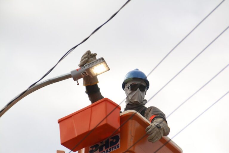 Mais de 4.100 lâmpadas comuns já foram trocadas por LED em Ponta Grossa