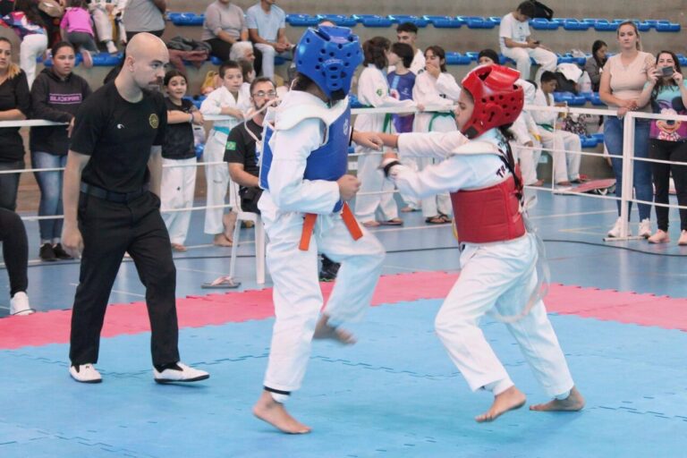 Alunos do Esporte de Base medalham no Paranaense de Taekwondo