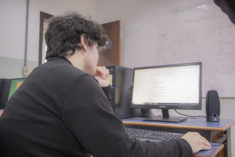 UEPG abre edital com 520 vagas remanescentes em cursos EaD