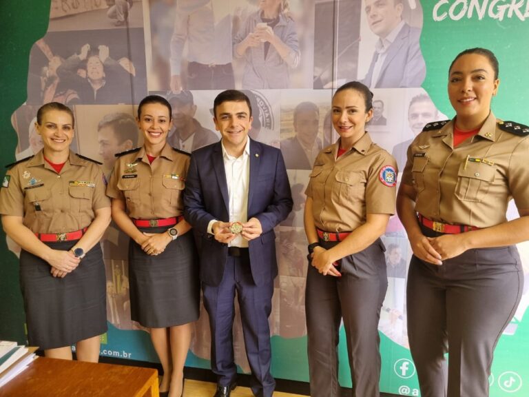 Aliel Machado recebe medalha do Corpo de Bombeiros do Paraná