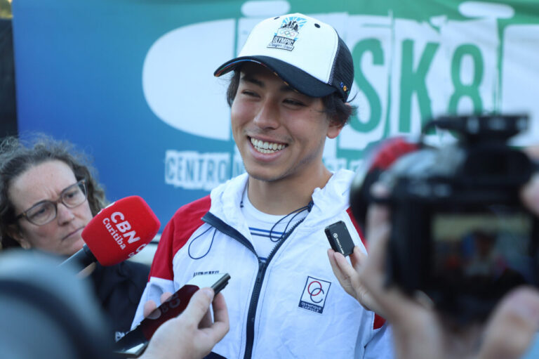 Curitibano Augusto Akio leva bronze olímpico no Skate Park em Paris
