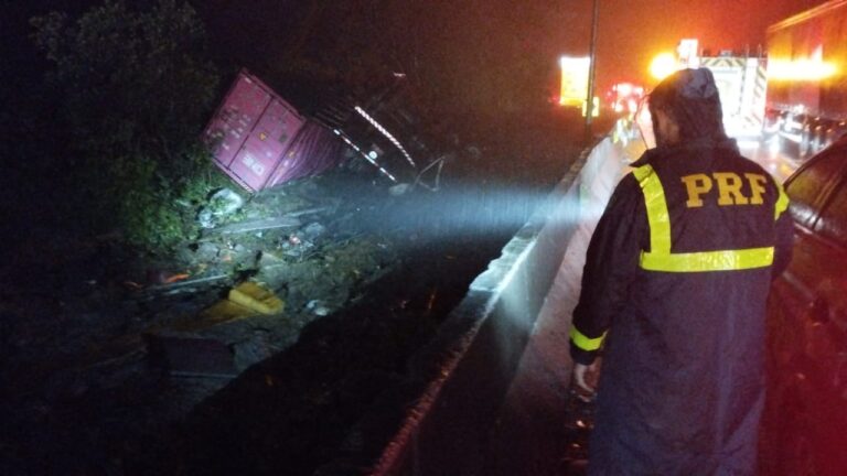 Acidente grave na BR-376 em Guaratuba (PR) envolvendo atletas de remo de Pelotas (RS)