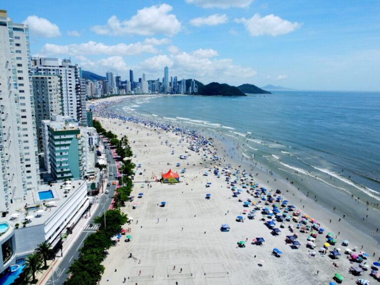Nós vai descer lá pra BC? Água imprópria na praia Central ainda preocupa
