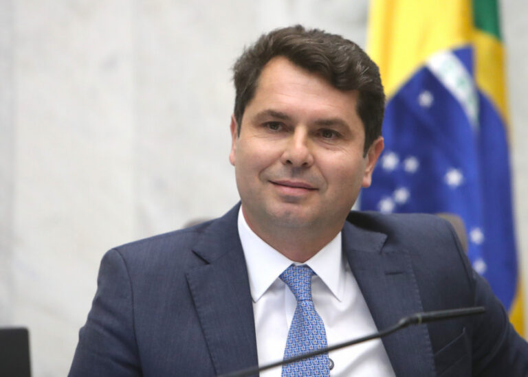 Alexandre Curi assume comando da Assembleia Legislativa mirando o governo ou Senado