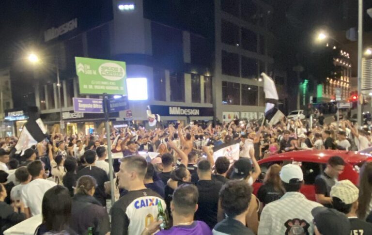 Torcida do Corinthians celebra conquista do Paulistão com festa na Vicente Machado, em Ponta Grossa
