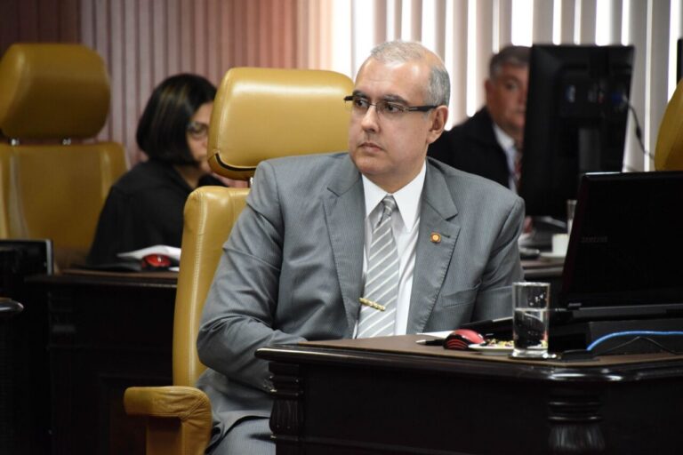 Ministro do Superior Tribunal Militar oferece palestra sobre Educação em Ponta Grossa