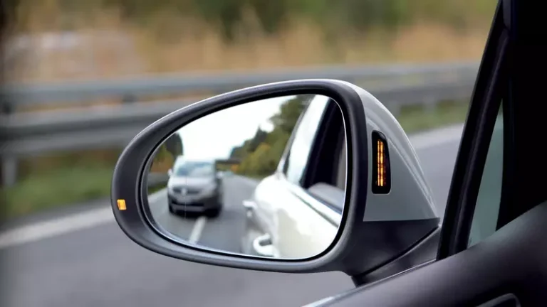 Preciso dar passagem na pista da esquerda se estiver no limite de velocidade da estrada?