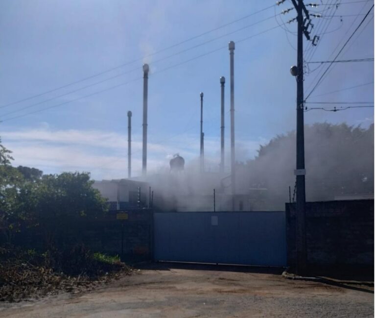 Incêndio atinge fábrica de Ponta Grossa e mobiliza bombeiros