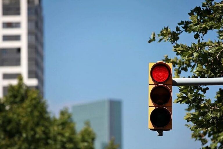 Semáforos da região Central voltam a operar no modo cores durante a madrugada 