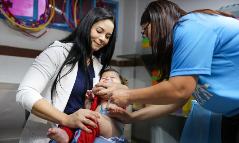 Vacinação avança, mas ainda enfrenta obstáculos no Brasil