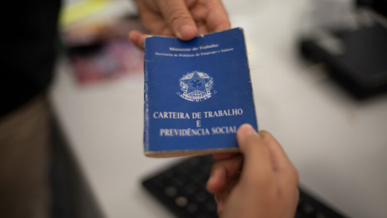 Desemprego no Brasil cai para 5,8%, menor taxa desde 2012