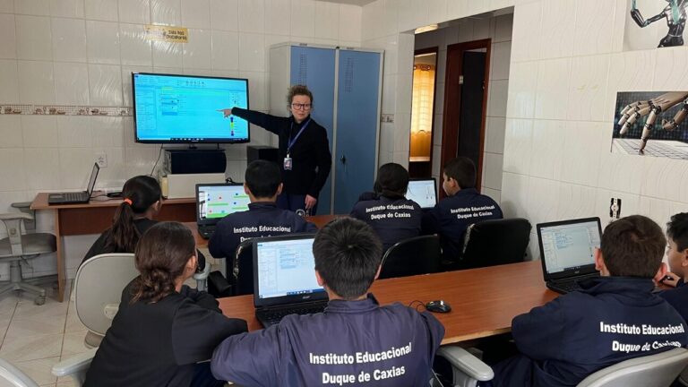 Projeto em PG ensina crianças a programar e criar jogos com propósito social