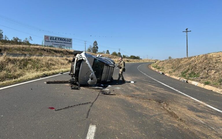 Carro com 438 kg de maconha capota após perseguição na BR-376 em Ponta Grossa