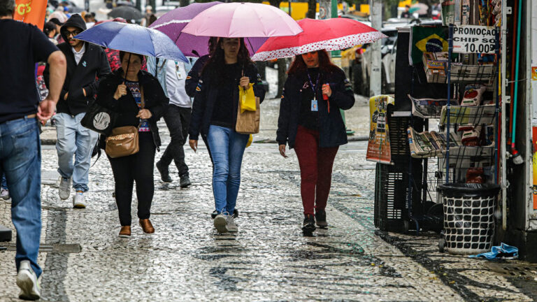 Chuva chega ao Paraná com frente fria e instabilidades no fim de semana
