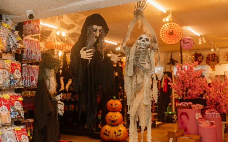 Ultrapack entra no clima do Halloween e presenteia clientes fantasiados