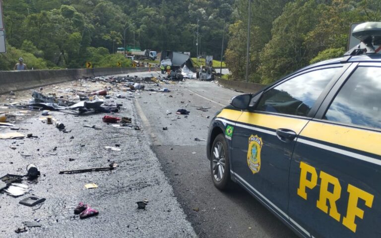 Motorista morre e van pega fogo após grave acidente na BR-376, em Guaratuba