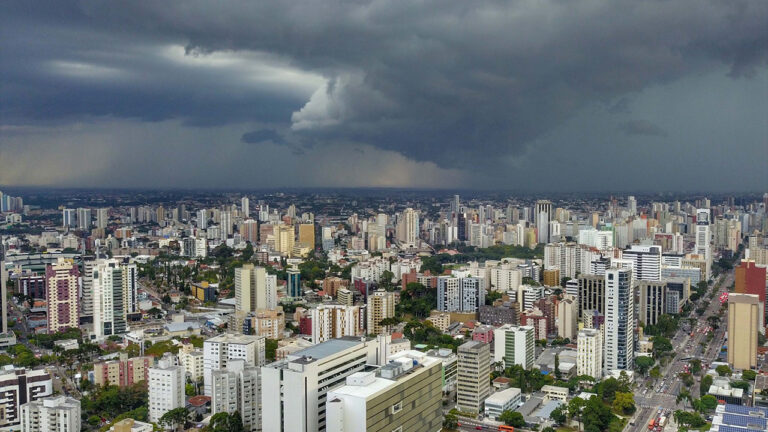 Chuva chega na virada do ano e ameniza o calor intenso no Paraná