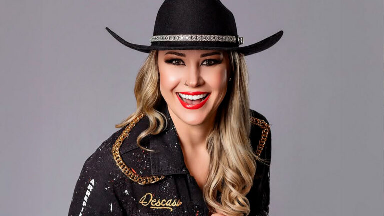 Carol Muniz se apresenta no Mercenários Gastrobar com sertanejo, country e pop nesta sexta (19)